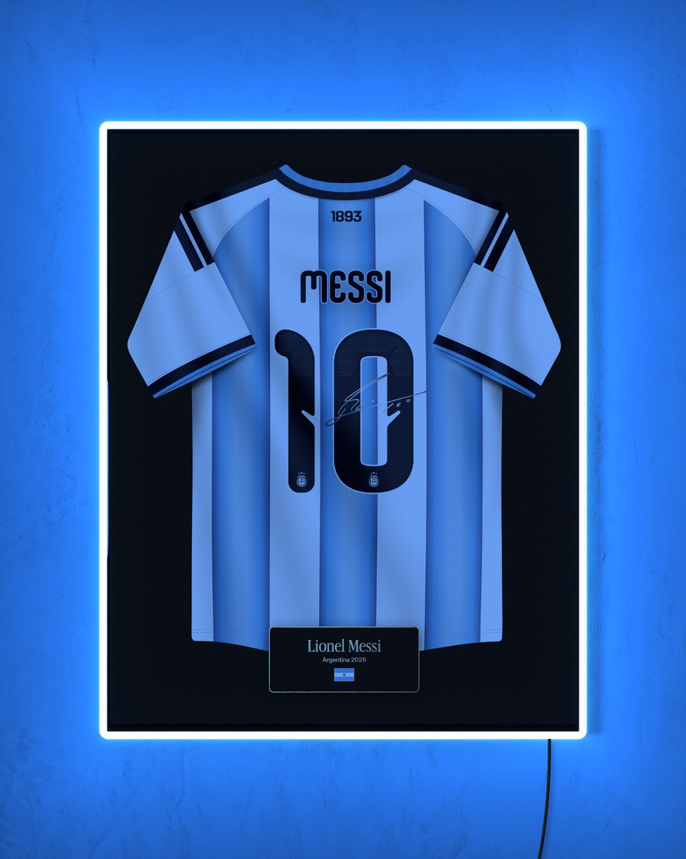 Cuadro Argentina 2026 Local Messi con LED celeste encendido de noche