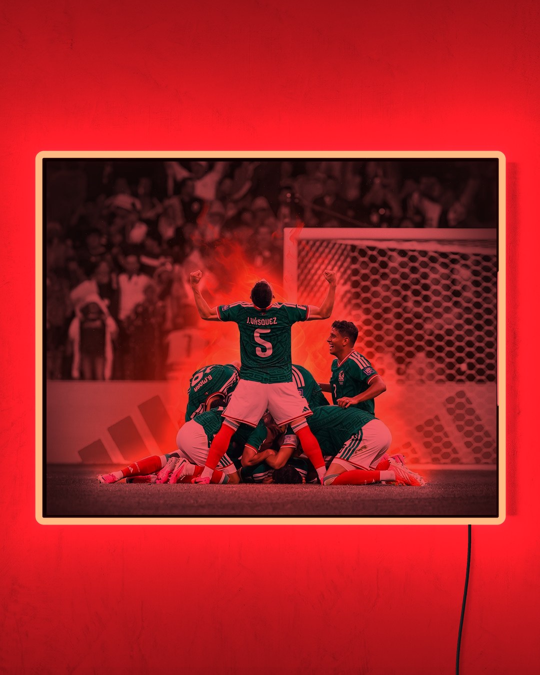Corazón Azteca - México 2026 con LED rojo encendido de noche