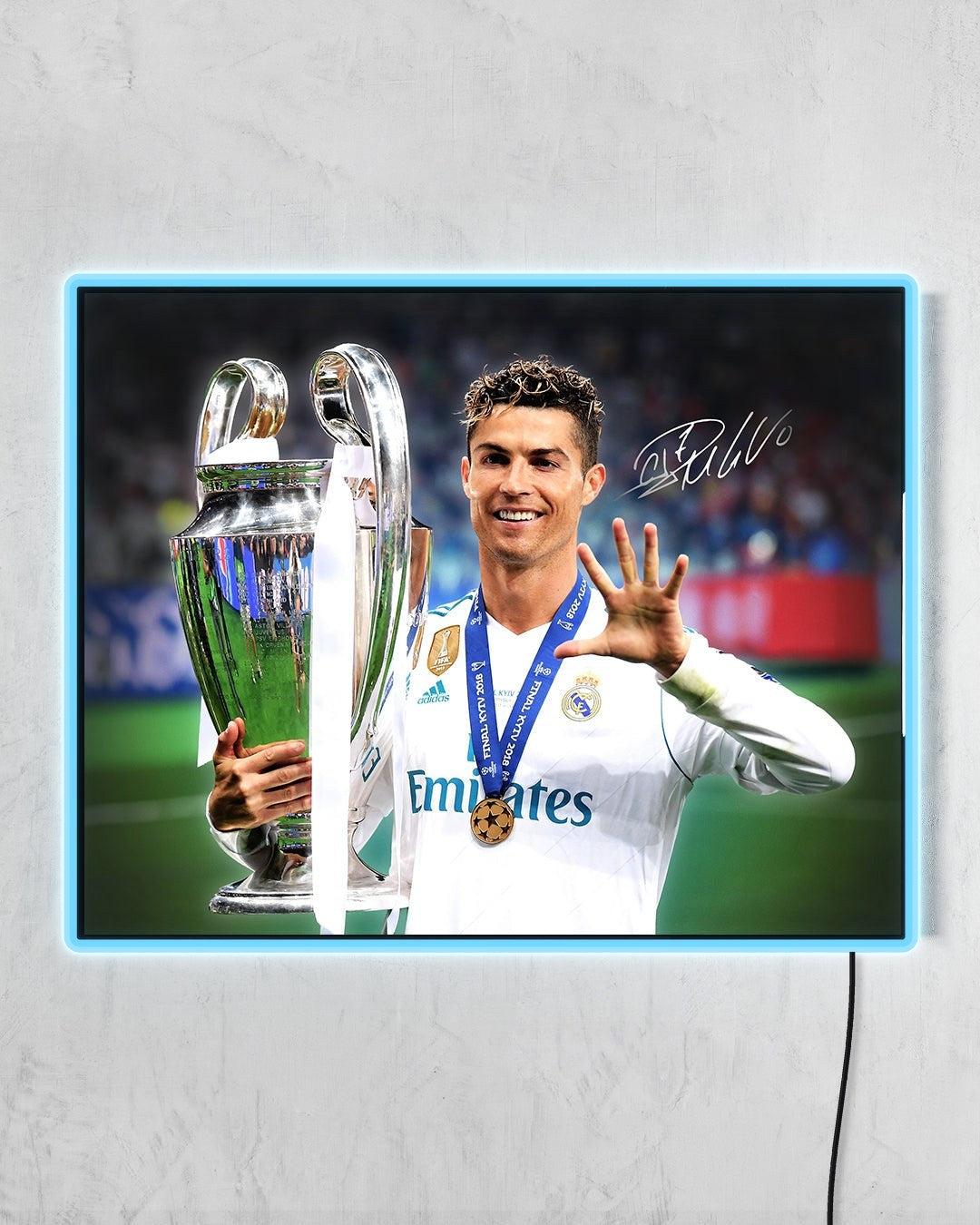 Cristiano Ronaldo - Champions League 2018 con LED celeste encendido