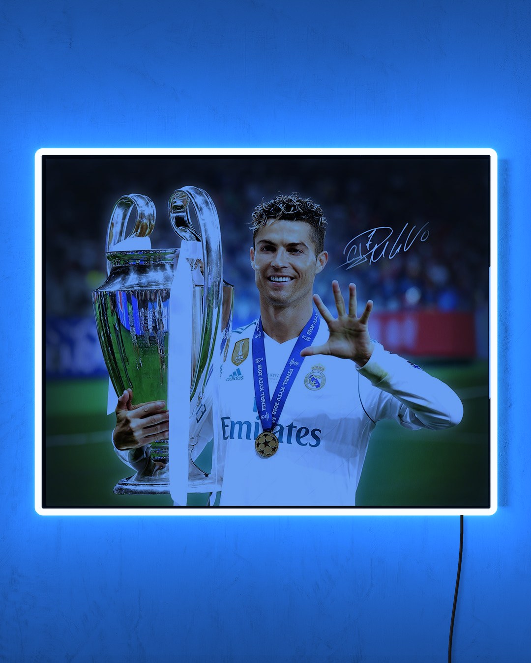 Cristiano Ronaldo - Champions League 2018 con LED celeste encendido de noche