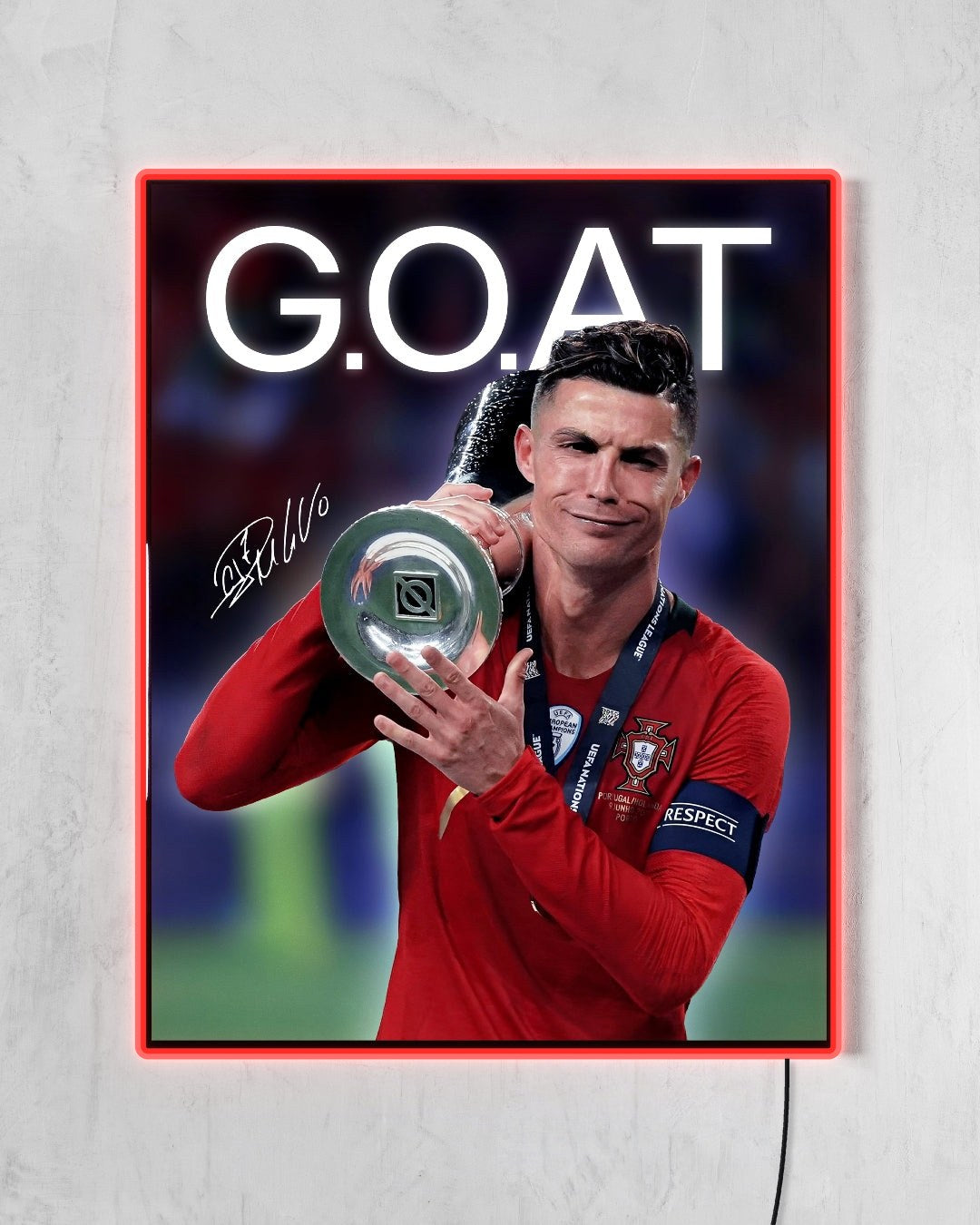 Cristiano Ronaldo - G.O.A.T con LED rojo encendido