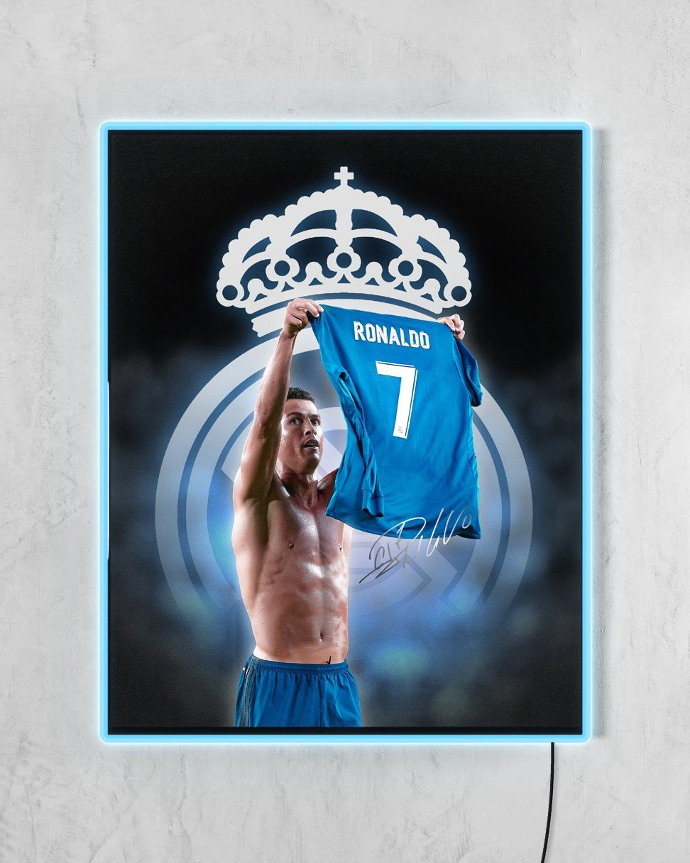 Cristiano Ronaldo - Grandeza con LED celeste encendido