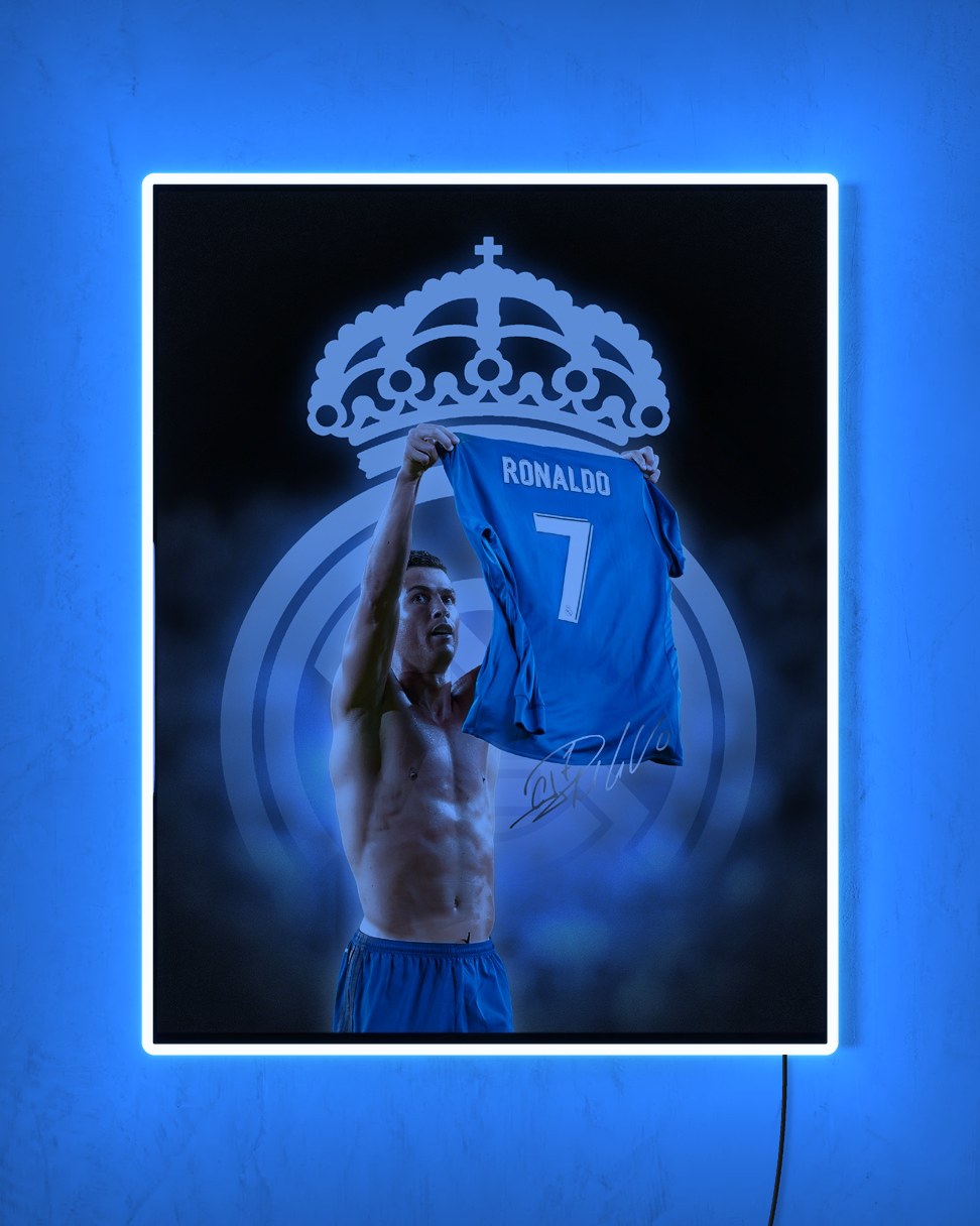 Cristiano Ronaldo - Grandeza con LED celeste encendido de noche