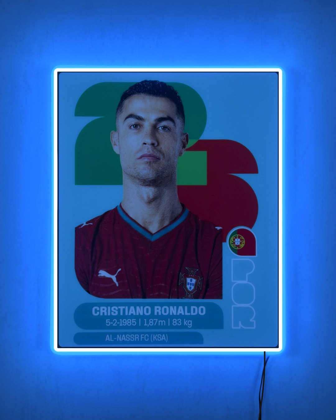 Cristiano Ronaldo - Sticker 2026 con LED celeste encendido de noche