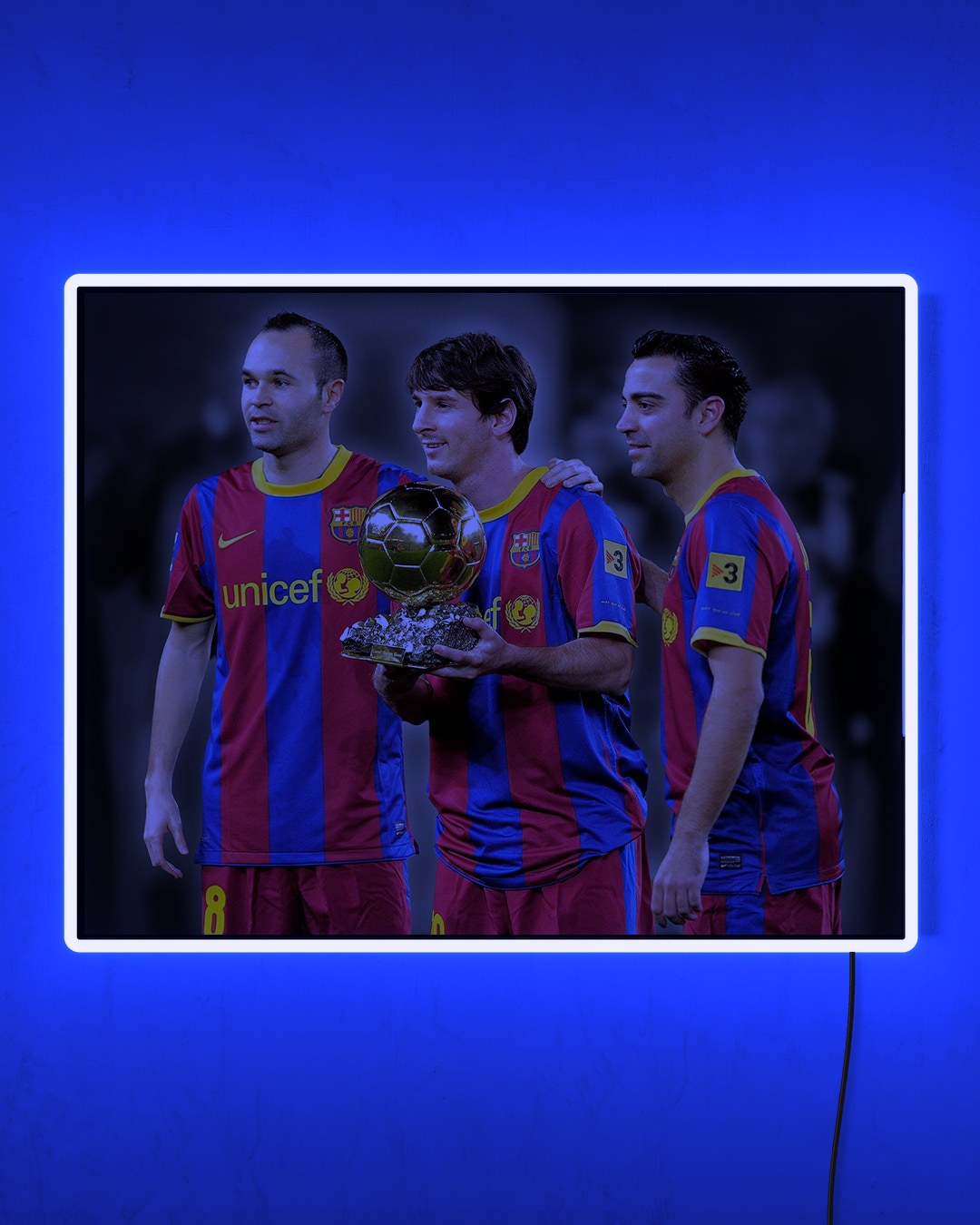 El Trío de Oro - FC Barcelona con LED azul encendido de noche