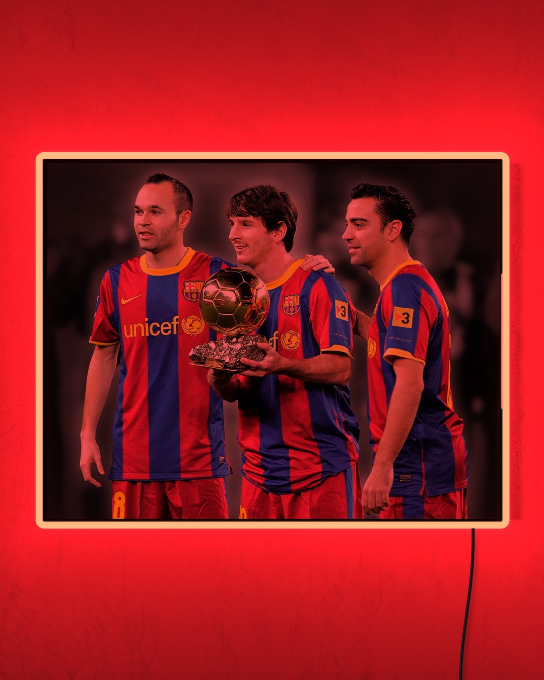 El Trío de Oro - FC Barcelona con LED rojo encendido de noche