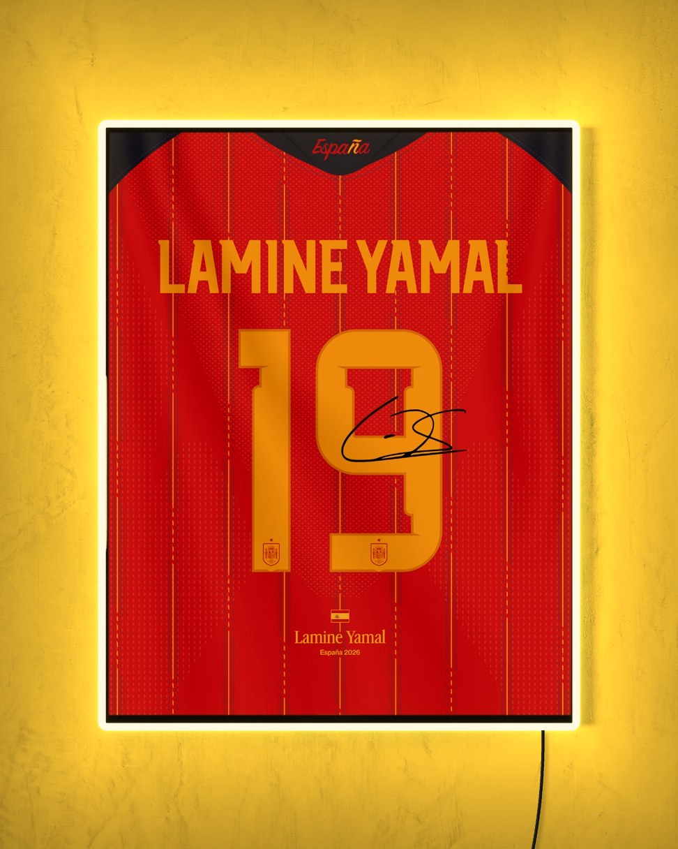 España 2026 Local - Diseño Dorsal con LED amarillo encendido de noche