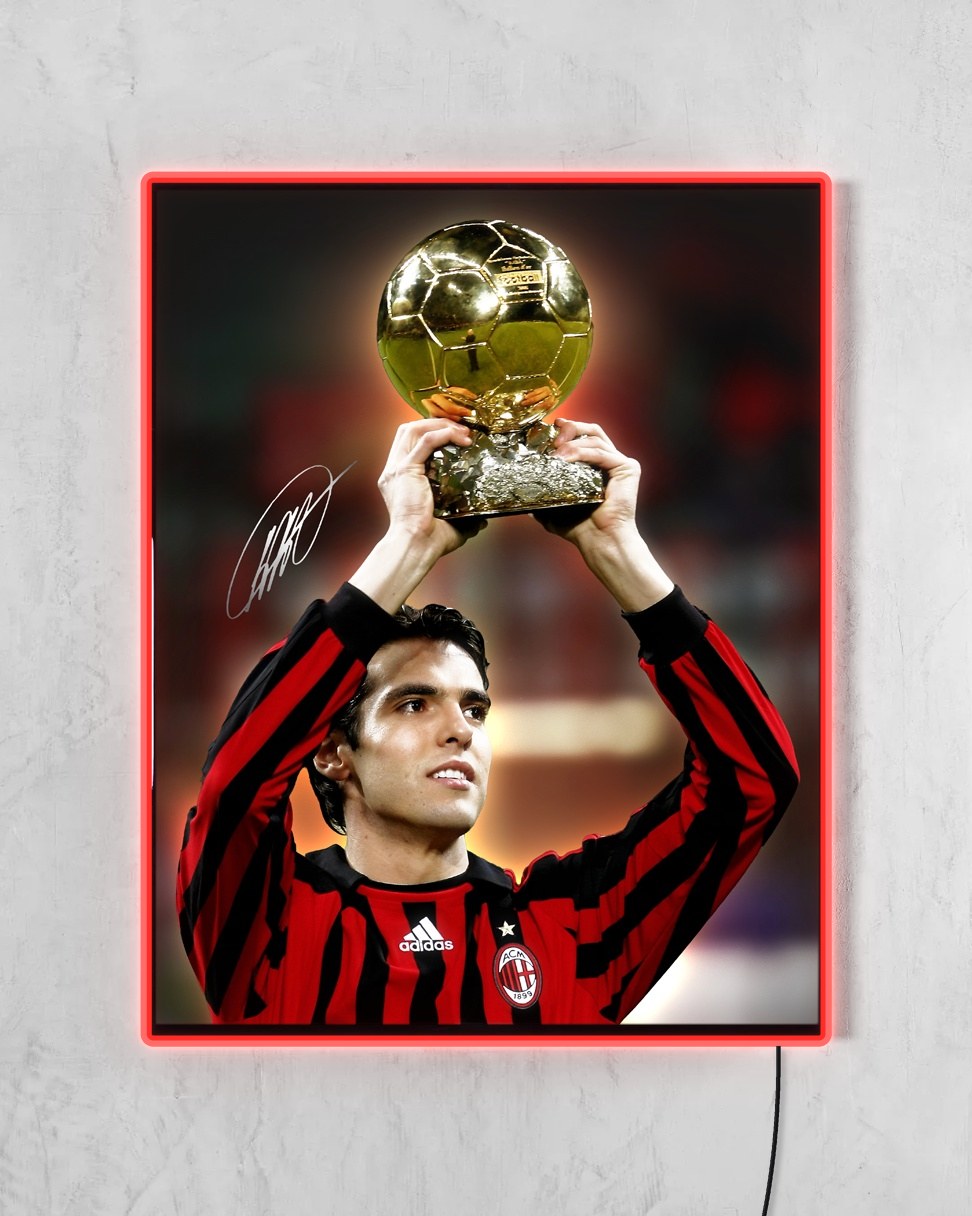 Kaka’ - Balón de Oro con LED rojo encendido