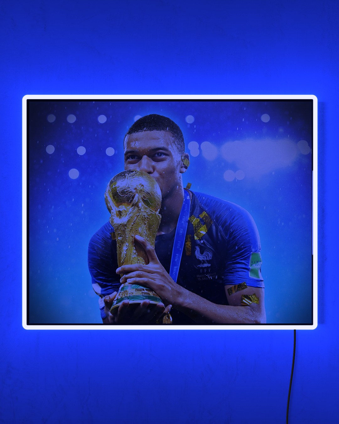 Kylian Mbappé - Copa del Mundo 2018 con LED azul encendido de noche