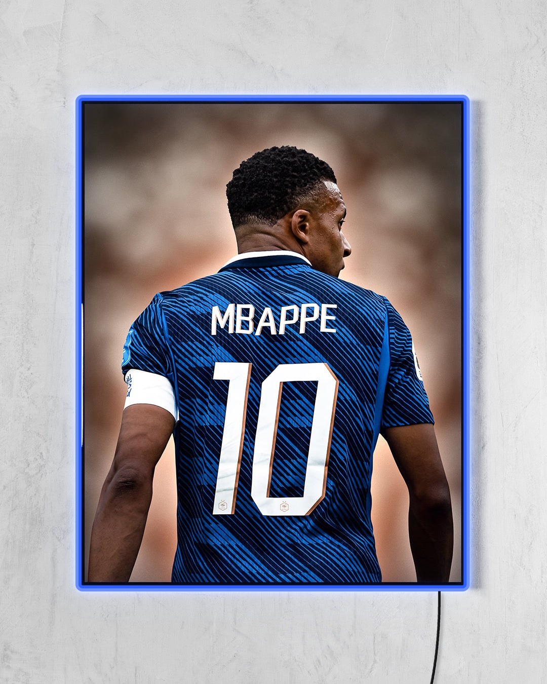 Kylian Mbappé - El Elegido con LED azul encendido