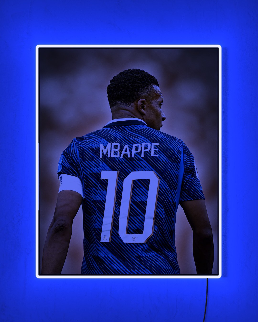Kylian Mbappé - El Elegido con LED azul encendido de noche