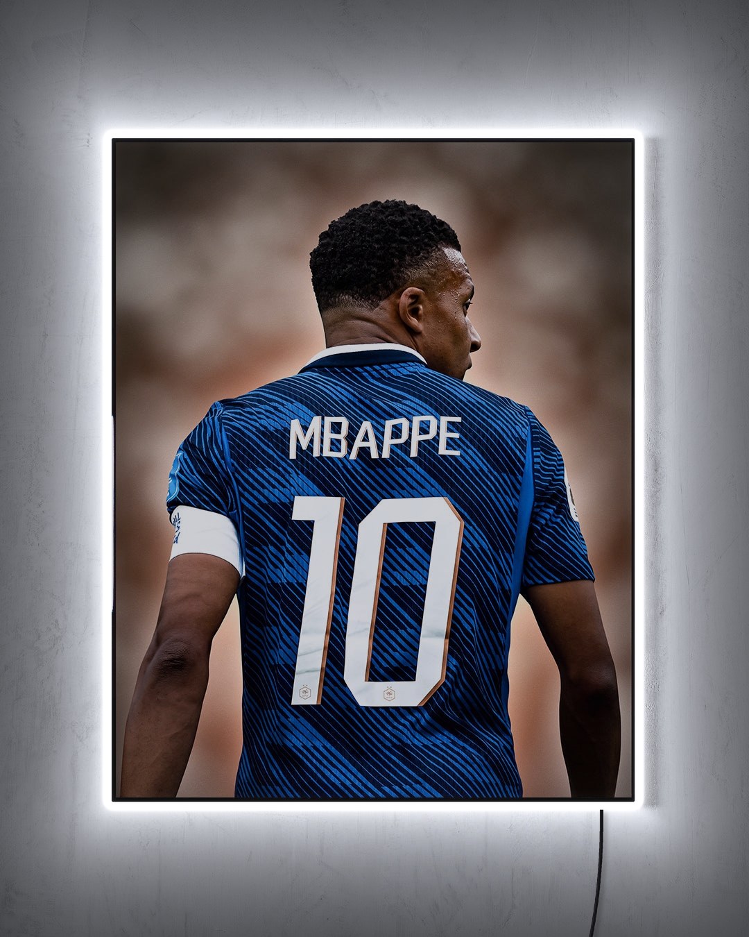 Kylian Mbappé - El Elegido con LED blanco encendido de noche