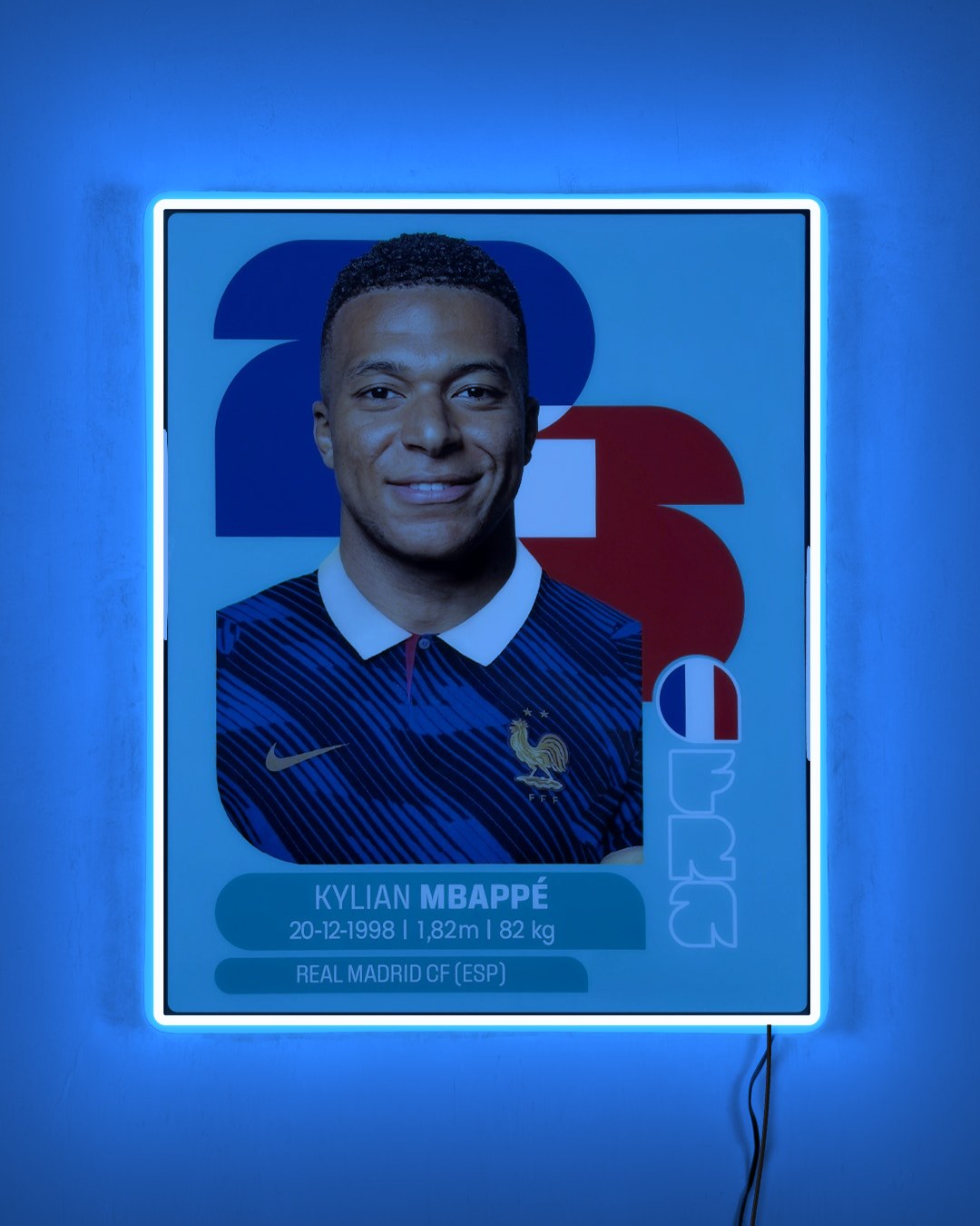 Kylian Mbappé - Sticker 2026 con LED celeste encendido de noche