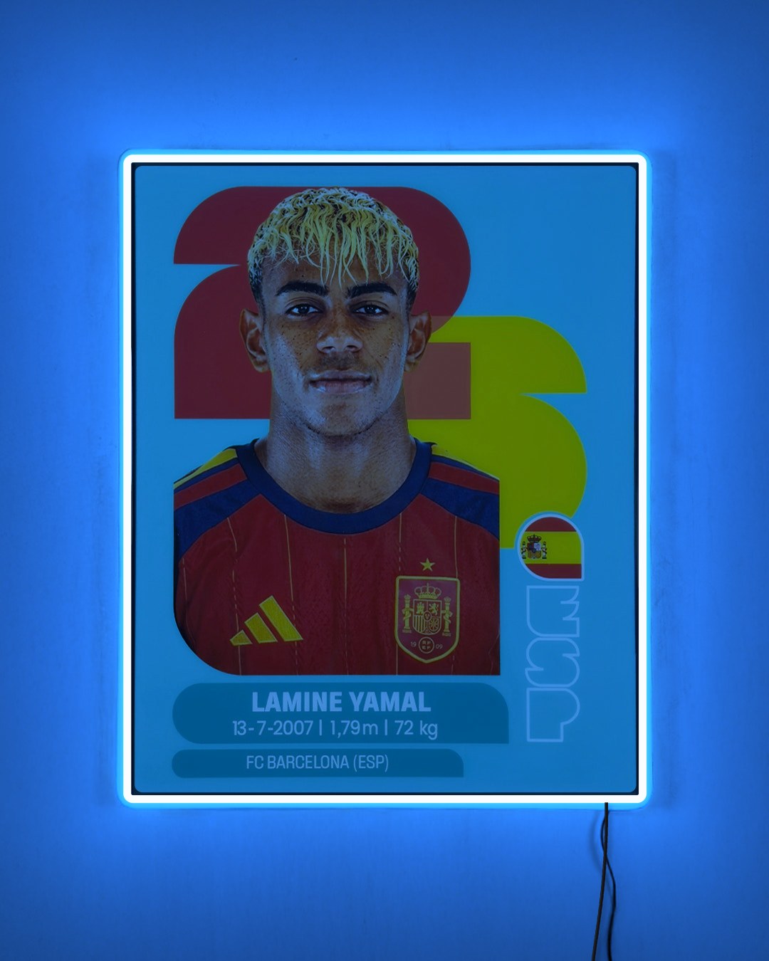 Lamine Yamal - Sticker 2026 con LED celeste encendido de noche