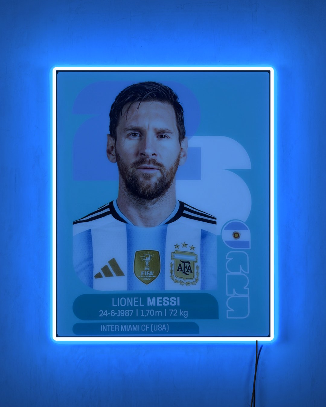 Lionel Messi - Sticker 2026 con LED celeste encendido de noche