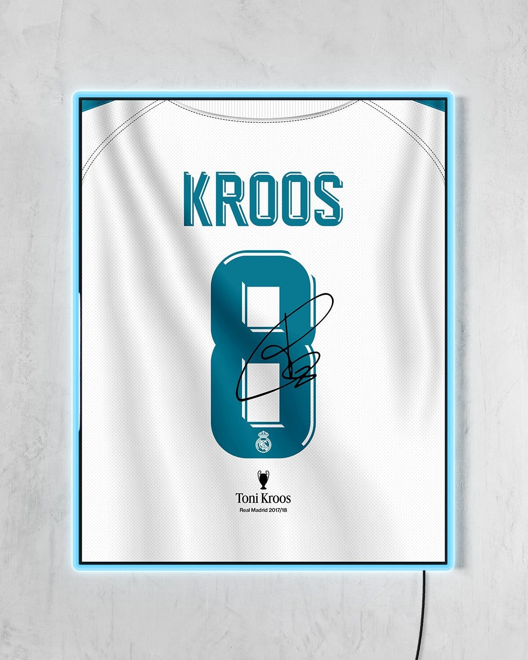 Real Madrid 2017/18 Local - Diseño Dorsal / Kroos #8 con LED celeste encendido