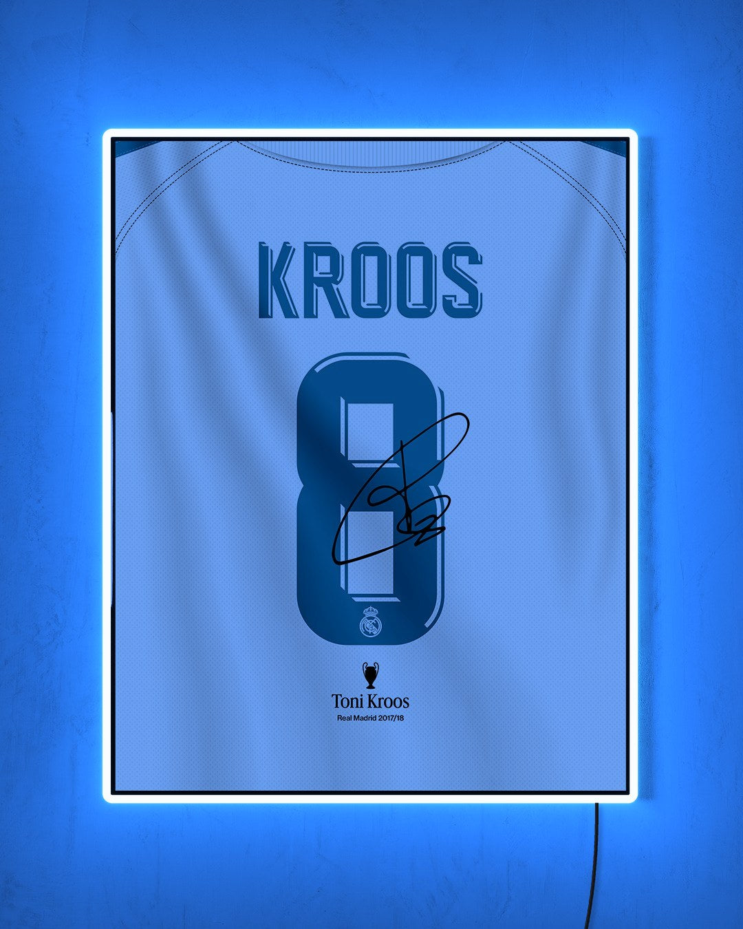 Real Madrid 2017/18 Local - Diseño Dorsal / Kroos #8 con LED celeste encendido de noche