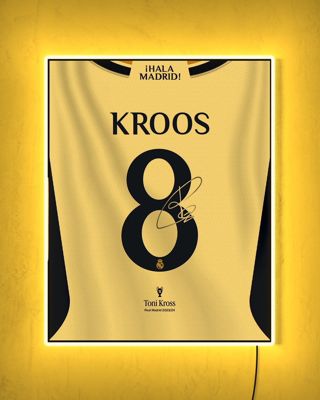 Real Madrid 2023/24 Local - Diseño Dorsal con LED amarillo encendido de noche