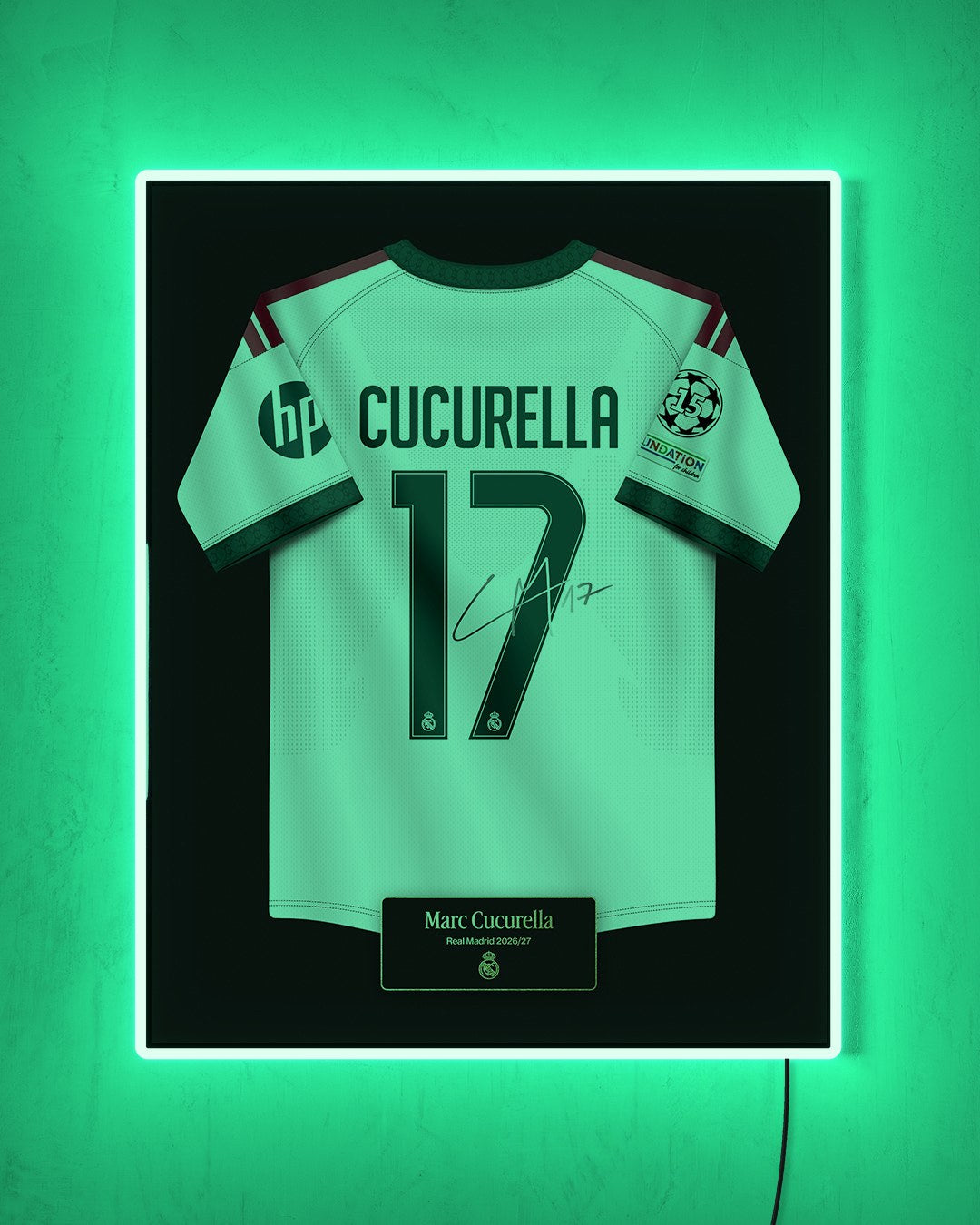 Real Madrid 2026/27 Local - Diseño Jersey / Cucurella #17 con LED verde encendido de noche