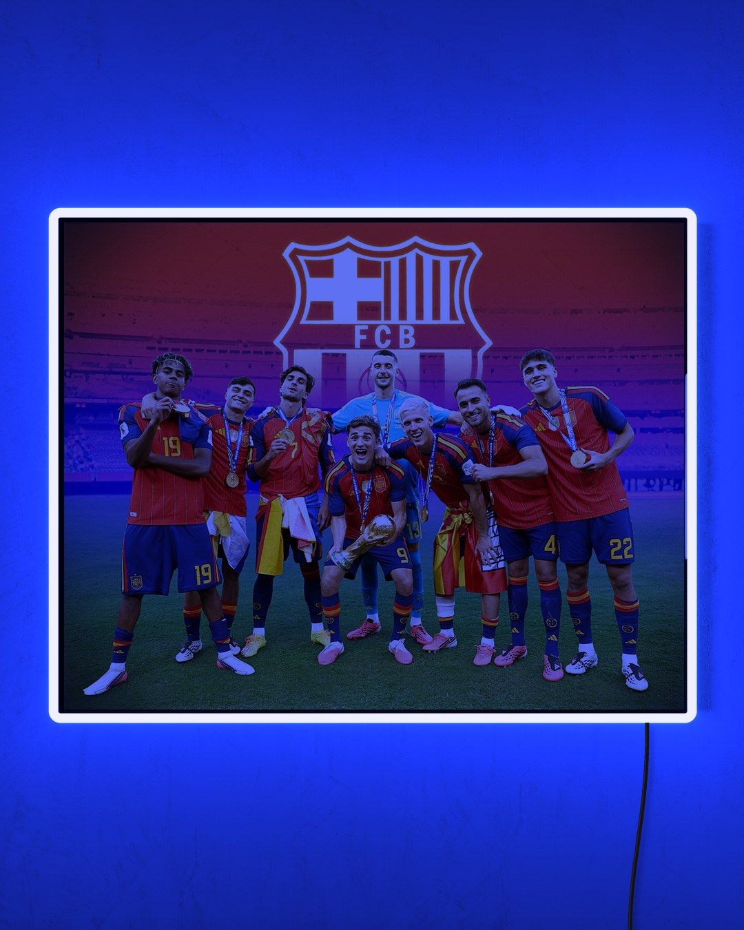 The Barca Boys - España 2026 con LED azul encendido de noche