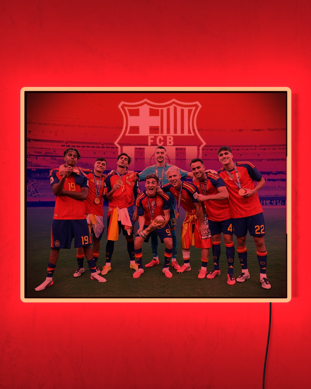 The Barca Boys - España 2026 con LED rojo encendido de noche
